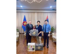 Hengji International Company Limited Giving a Jinan water molecule adjuster to the Embassy of the Democratic Republic of the Lao People's Democratic Republic